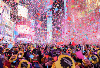 2023跨年 纽约时报广场倒数落球 天雨无阻市民同庆