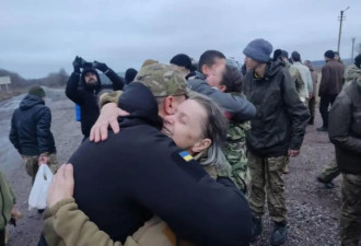 俄乌年末战俘交换 140名乌克兰军人新年回家