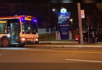 TTC公交车与私家车相撞两人被送往医院