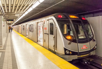 多伦多下班高峰两男子央街地铁吵架 一人被推入铁轨