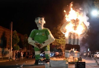 阿根廷民众烧毁梅西雕像庆祝传统新年
