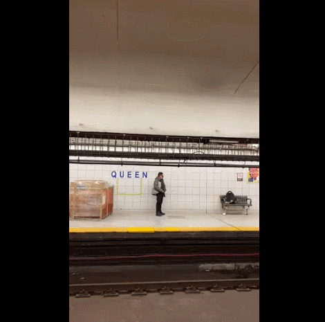 辣眼睛！多伦多地铁站台有人当众拉下裤子小便！旁边还有小孩...