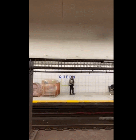 辣眼睛！多伦多地铁站台有人当众拉下裤子小便！旁边还有小孩...