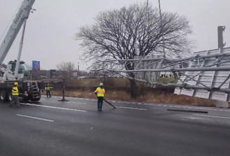 401高速巨大路标钢架倒塌！数百辆车被困，交通陷入停滞