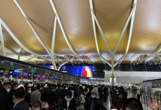 浦东机场人潮汹涌！中国今起国门大开 各国高度警戒