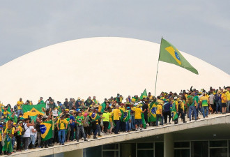 巴西国会暴动事件震撼世界：黄绿战衣