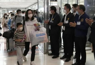 去泰国的游客被迎接 韩国被军警关通铺