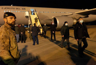 225名乌克兰士兵抵达西班牙空军基地，接受训练