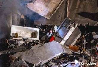 乌克兰公寓&quot;幸存女绝望瘫坐瓦砾堆&quot;照片震惊国际