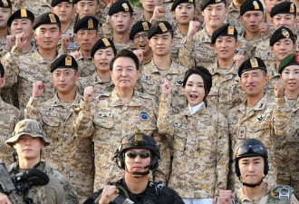韩总统夫人穿军装被批抢风头！戏太多