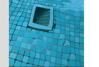 泳池如“绝命终结站” 90公斤男遭排水孔吸入