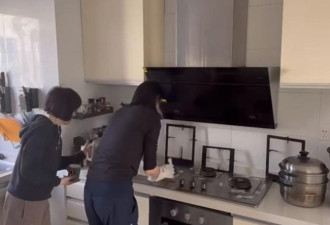 海哈金喜首晒与李亚鹏母亲同框 豪宅装修简约