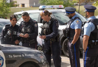 加拿大警察街头互相大打出手 多名警员被调查 原因如此奇葩
