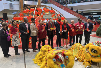 多伦多市长庄德利走访商场华人超市和中餐馆派红包（多图）