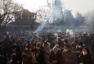 中国人在癸卯农历新年祈求健康 疫死人数上升