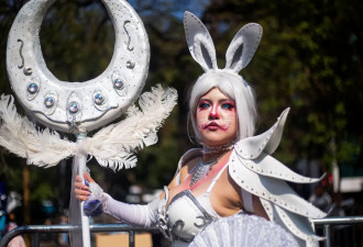 美少女白兔战士 墨西哥扮装游行年味浓