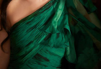 赵丽颖穿绿色长纱裙 造型灵动又优雅