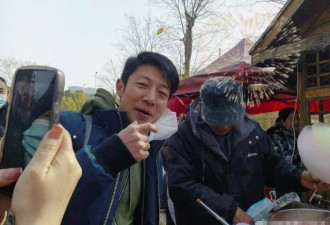 撒贝宁一家四口出游被偶遇！穿着朴素