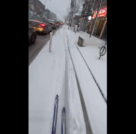 是个狠人！多伦多小哥暴雪天&quot;神操作&quot;：滑雪上街，在车流中穿梭！