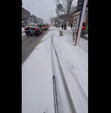 是个狠人！多伦多小哥暴雪天&quot;神操作&quot;：滑雪上街，在车流中穿梭！