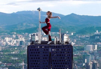 29岁俄罗斯美女挑战高空拍照走红