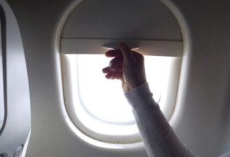 搭飞机乘客狂掀窗板 他惊人“复仇”网赞爆
