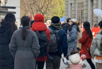 撒贝宁一家四口罕见露面 带外国妻子参加庙会