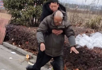 安徽一男子扶倒地老人录视频自证清白 网友吵翻