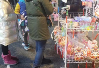11岁女孩寒假摆摊卖玩具半月赚上万元