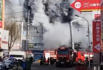 黑龙江佳木斯一商场突发火灾外立面已烧毁 救援中