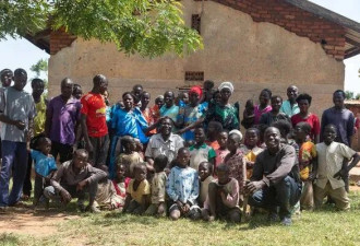 乌干达男子娶12个妻子生102个子女,有578个孙辈！