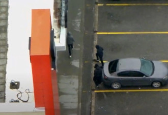 【视频】多伦多劫匪持枪打劫多间银行 警方空拍抓捕过程