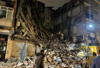 土耳其再度发生强震 电视台直播记录大楼倒塌瞬间