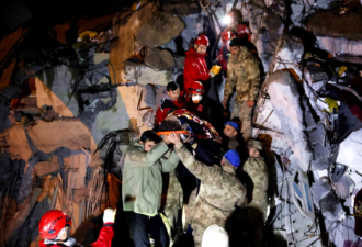 瓦砾堆下屡传尖叫声 传40土耳其消防员反遭活埋