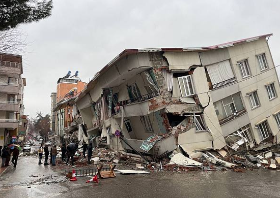 强震导致土耳其超千人死亡近3000座建筑物被毁_新浪新闻