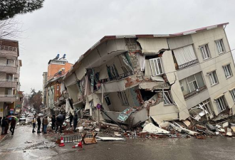 土耳其发生至少77次余震 5600多座建筑物倒塌