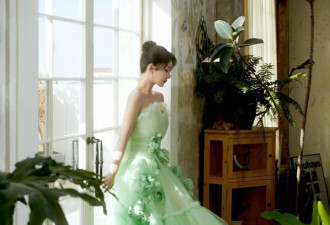 杨紫穿绿色抹胸裙拍写真美成仙女