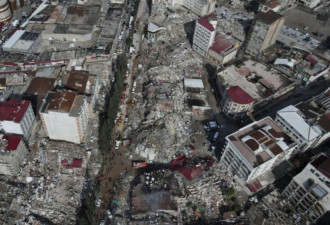 大地震：加纳球员废墟下获救 趁乱越狱