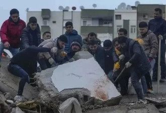 24小时内413次地震 土耳其籍孕妻撤离