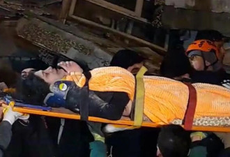 土地震20小时后 废墟里婴儿啼哭4人获救