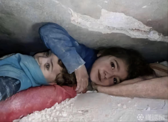 令人动容！7岁土耳其女孩在废墟中保护弟弟17个小时后获救