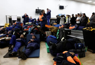 土耳其机场睡满避难者 百余人裹着毯子躺在候机室