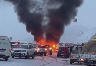 现场浓烟滚滚！兰州30多辆车雪天相撞起火，有人受伤，官方回应