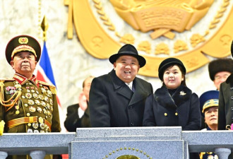 朝鲜大阅兵炫耀核武 金正恩十岁女位居中心引热议