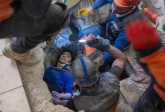 土耳其少年靠喝尿坚持4天 毫发无损从废墟被救出