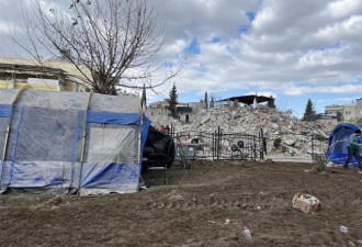 多处传尸臭味 土耳其政府已出动重机开挖灾区