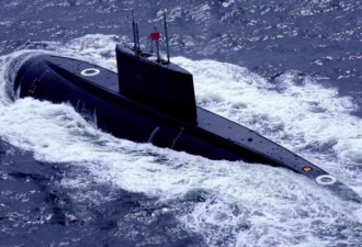 于南海跟踪英航母 中国潜艇遭发现后撤退