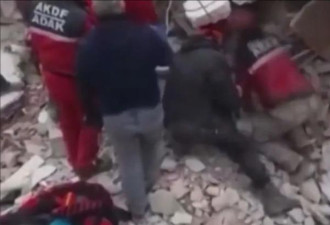 搬动一砖瓦砾倾泻 地震救援队员遭掩埋