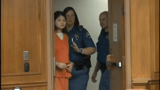 华裔少女连刺妈妈151刀，被判无罪！如今竟成了网红