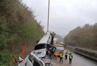 四川突发交通事故，快递车与面包车相撞,致6死1伤